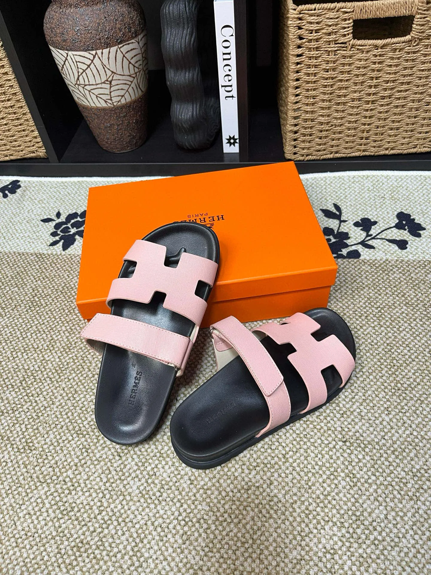 P300 Long-term stock Hermes men’s Kazimir slippers for couples - top quality woven calfskin functional sandals with intertwined uppers inspired by the “H” iconic pattern to create a casual look, perfect for summer. Imported cowhide + cowhide lining + TUP outsole Size: 35-46